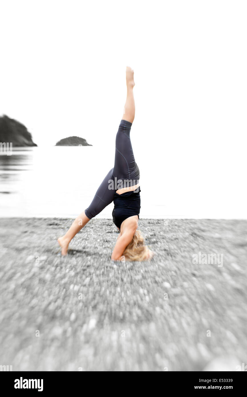 WASHINGTON - Yoga instructor Carly Hayden calentando. Foto de stock