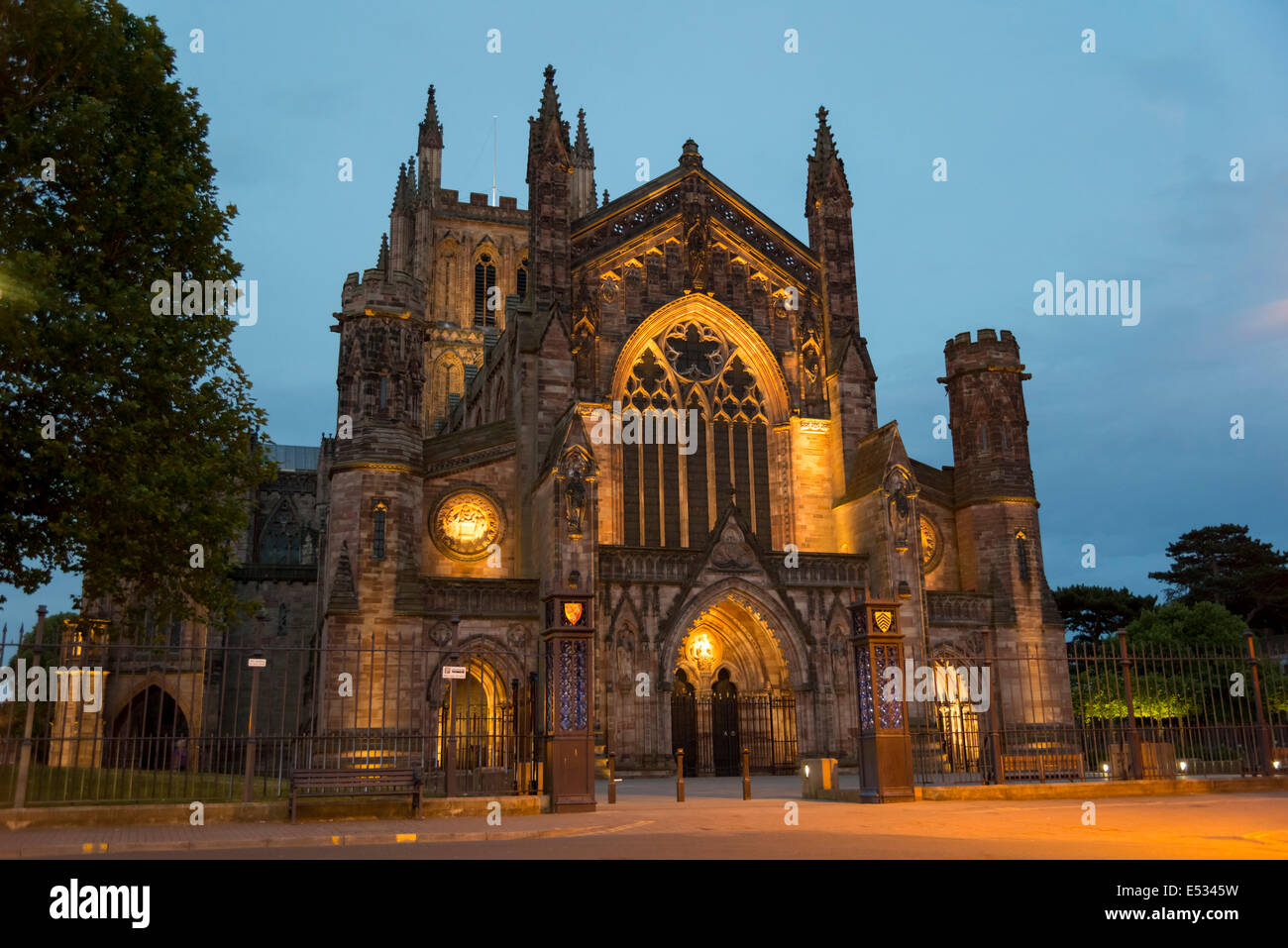 Hereford Cathedral iluminado en la noche, Reino Unido. Foto de stock