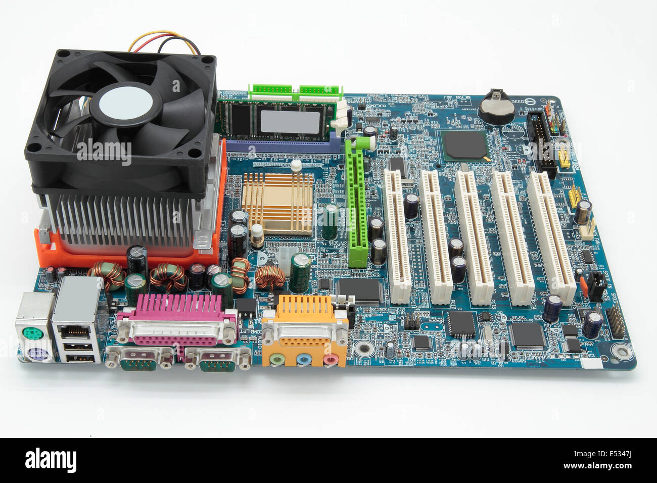 Imagen de una motherboard sobre fondo blanco. Foto de stock