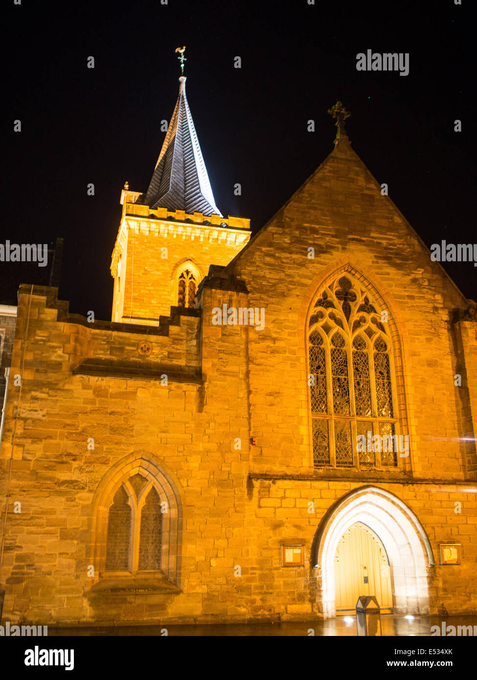 Vista nocturna de Perth en St John's Kirk Foto de stock