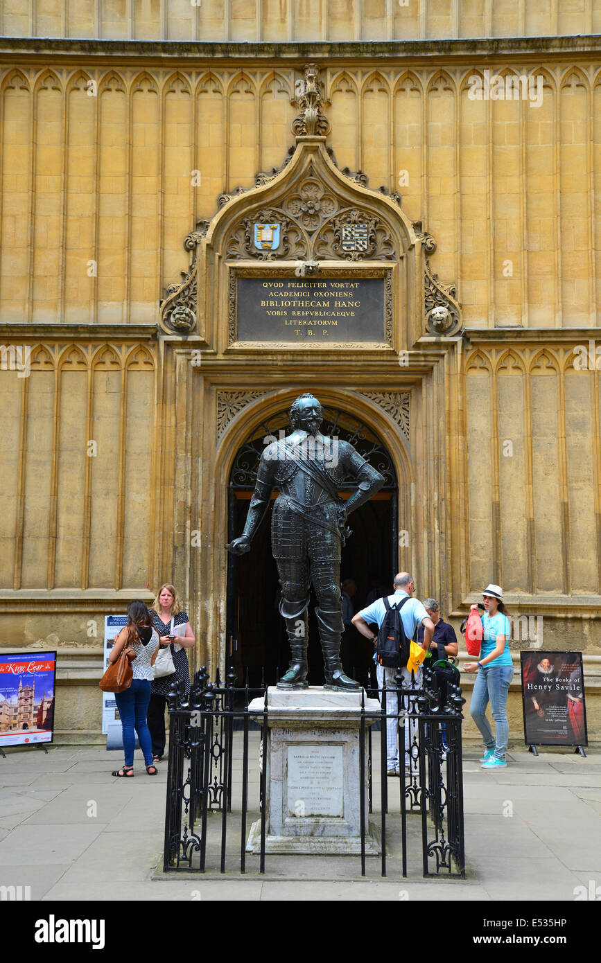 El conde de Pembroke estatua fuera Bodleian Library, la Universidad de Oxford, Oxford, Oxford, Inglaterra, Reino Unido Foto de stock