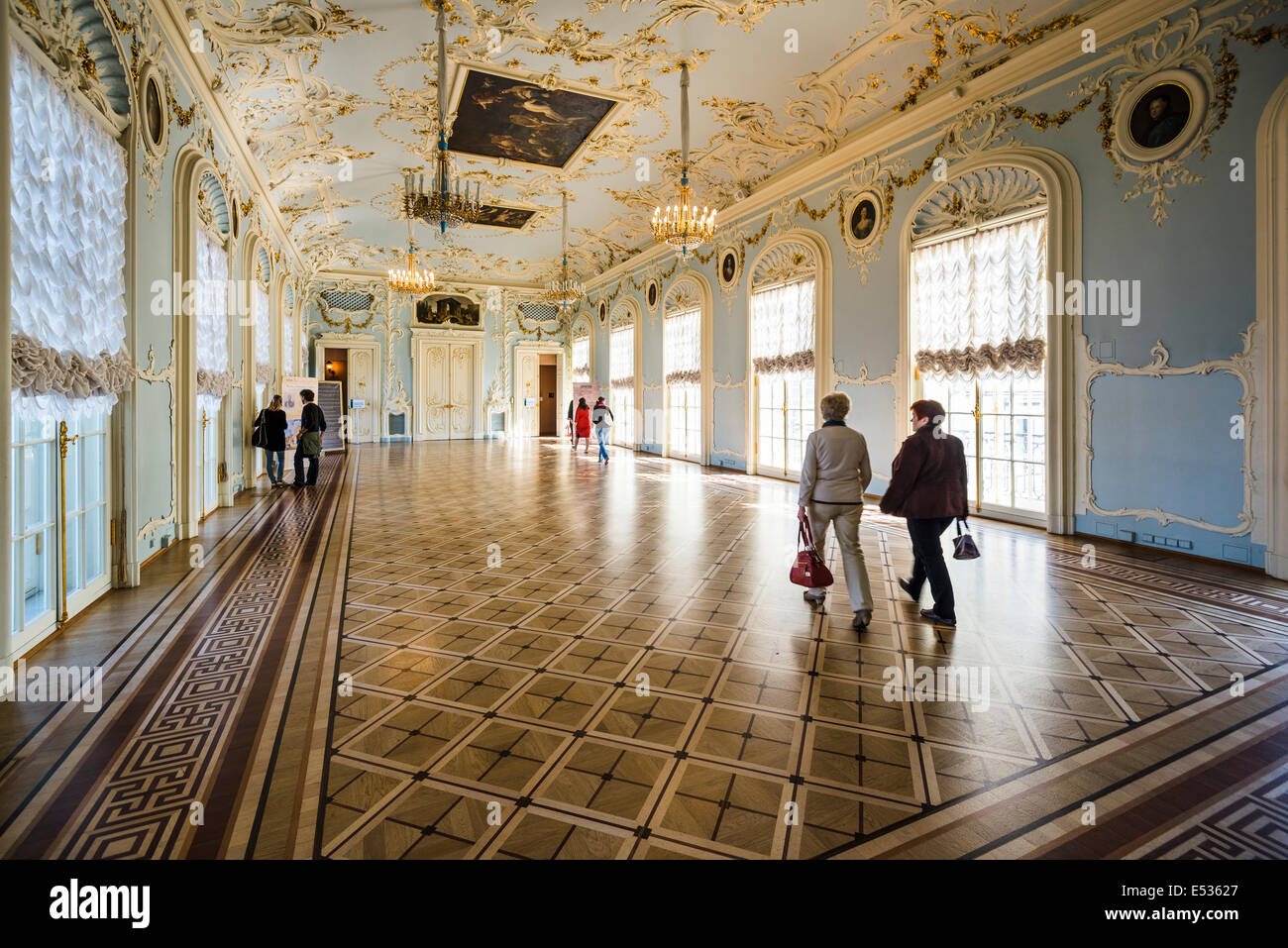 San Petersburgo, Rusia - Septiembre 8, 2013: Los visitantes recorrer el Museo del Hermitage. Fundada en 1764, es uno de los más antiguos museu Foto de stock