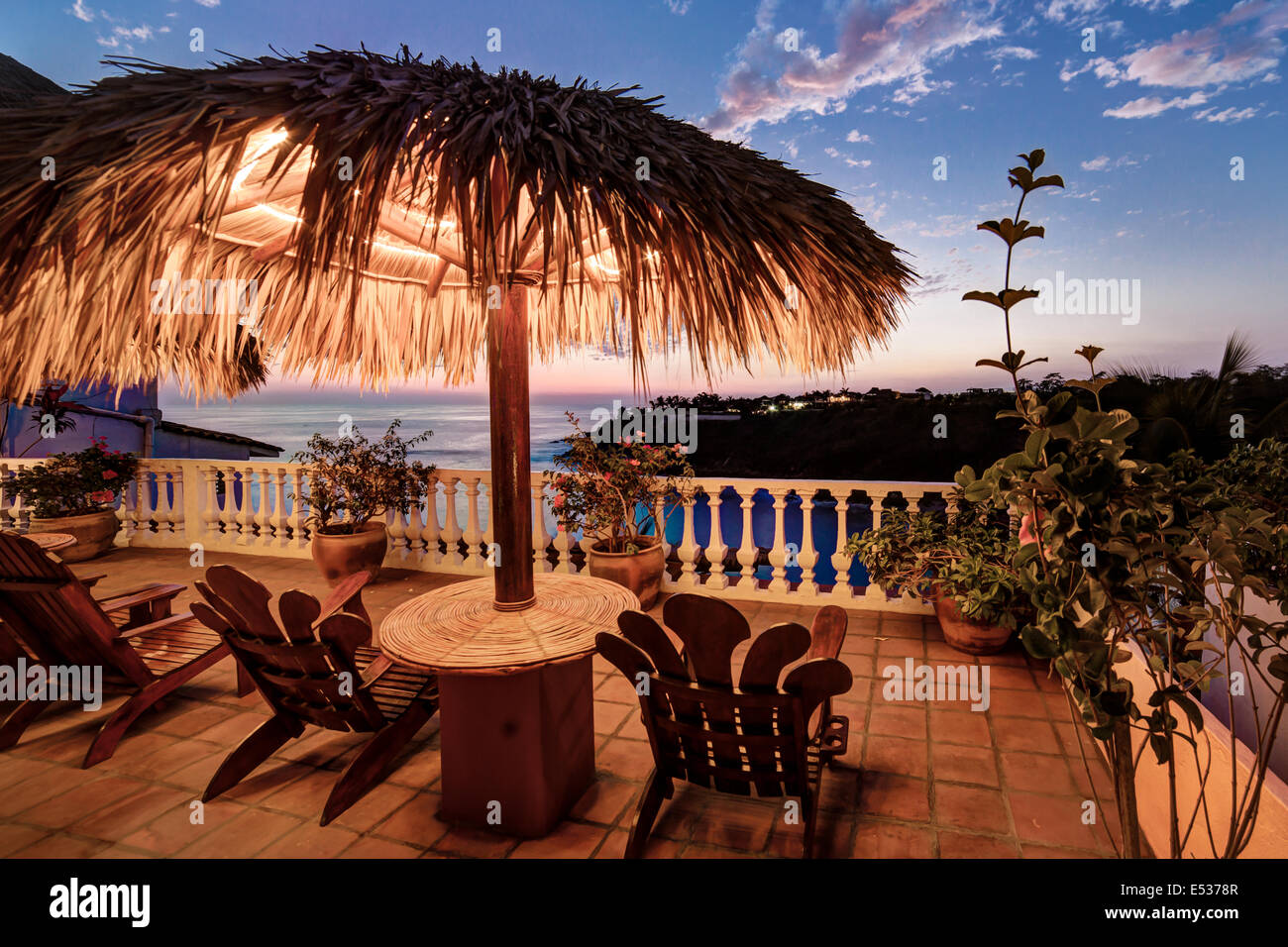 Vista desde un patio del hotel Villas Carrizalillo en penumbra en Puerto  Escondido, Oaxaca, México Fotografía de stock - Alamy