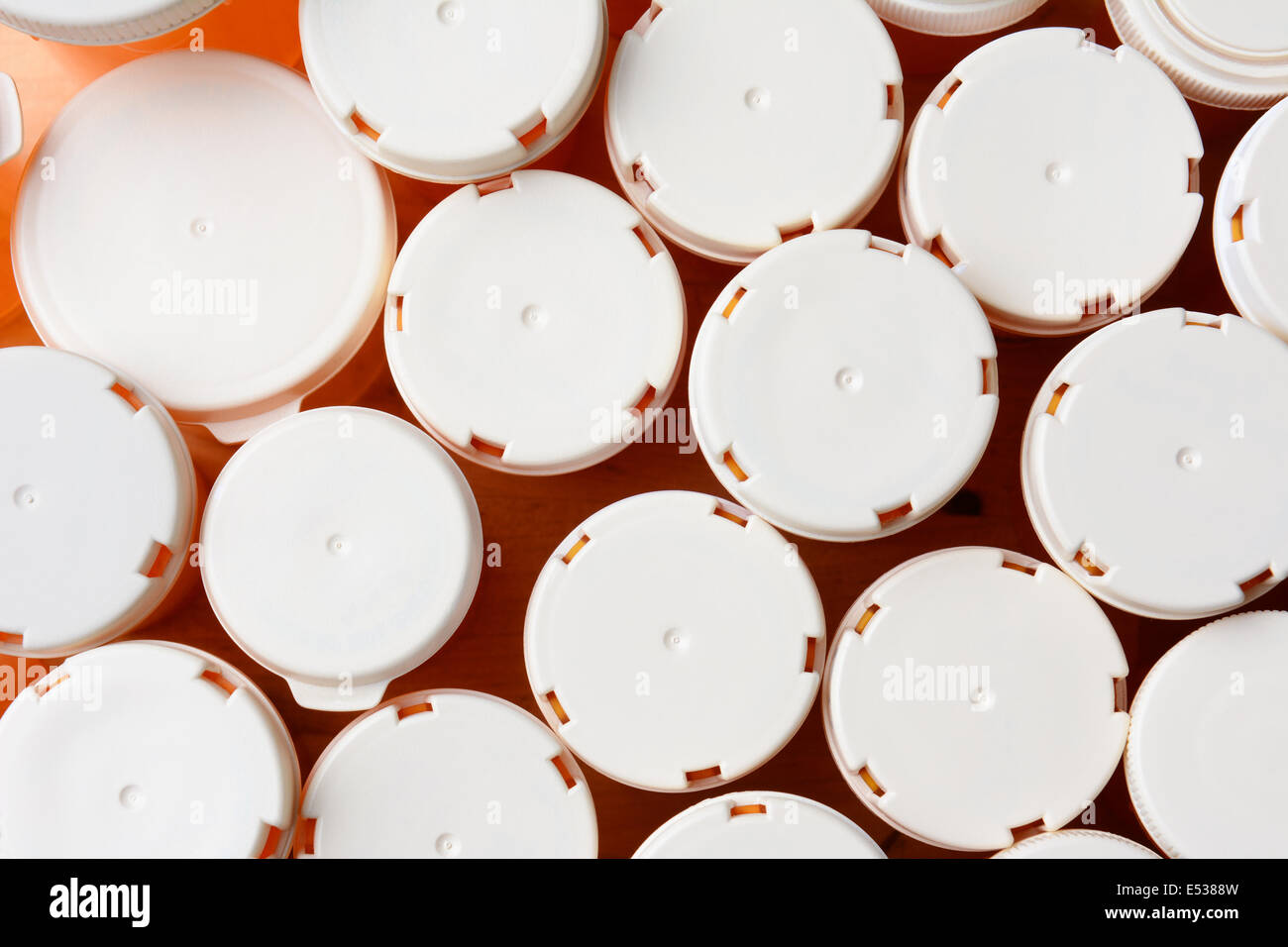 Un alto ángulo de disparo de un grupo de medicamentos recetados de botellas. Las cimas están en blanco y son de diversos tamaños. Formato horizontal Foto de stock