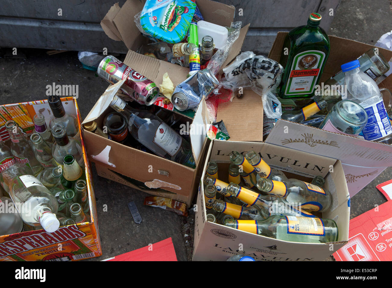 Botellas vacias de alcohol fotografías e imágenes de alta resolución - Alamy