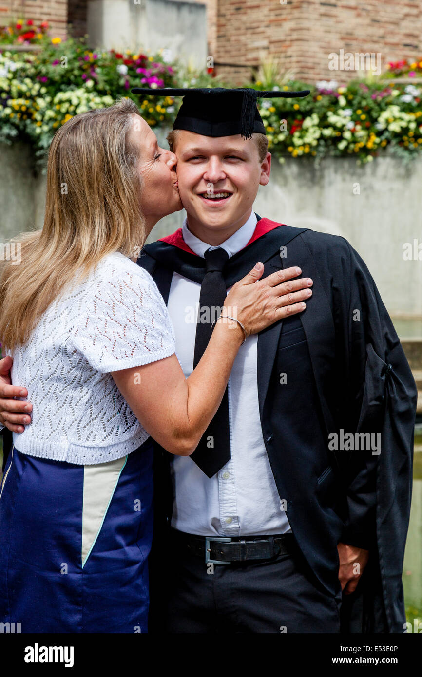 Una madre orgullosa y su hijo graduado en la Universidad del Oeste de Inglaterra (UWE) Ceremonia de grado, Bristol, Inglaterra Foto de stock