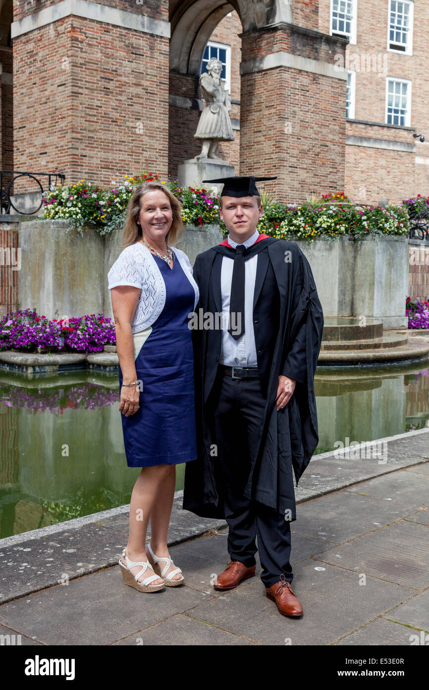 Una madre orgullosa y hijo en la Universidad del de Inglaterra (UWE) Ceremonia de grado, Bristol, Fotografía de stock - Alamy