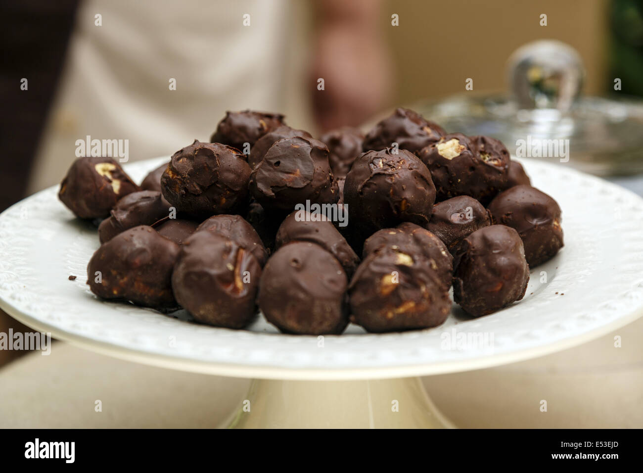 "Besos d'Óbidos' dulces hechos a mano desde un tradicional bizcocho de chocolate y cubierta en Portugal Foto de stock