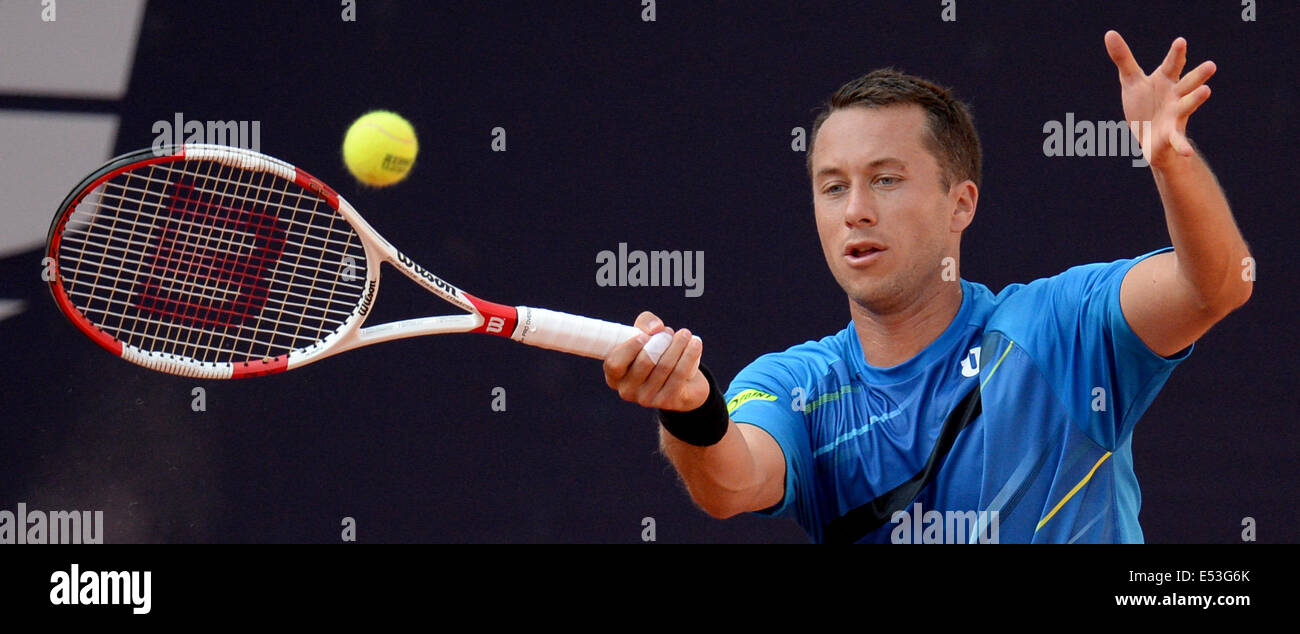 Hamburgo, Alemania. El 18 de julio, 2014. La alemana Philipp Kohlschreiber devuelve el balón a Rosol de República Checa durante el encuentro de cuartos de final en el ATP apuesta en casa Open Championships, torneo de tenis alemán Crédito: Además de los deportes de acción/Alamy Live News Foto de stock