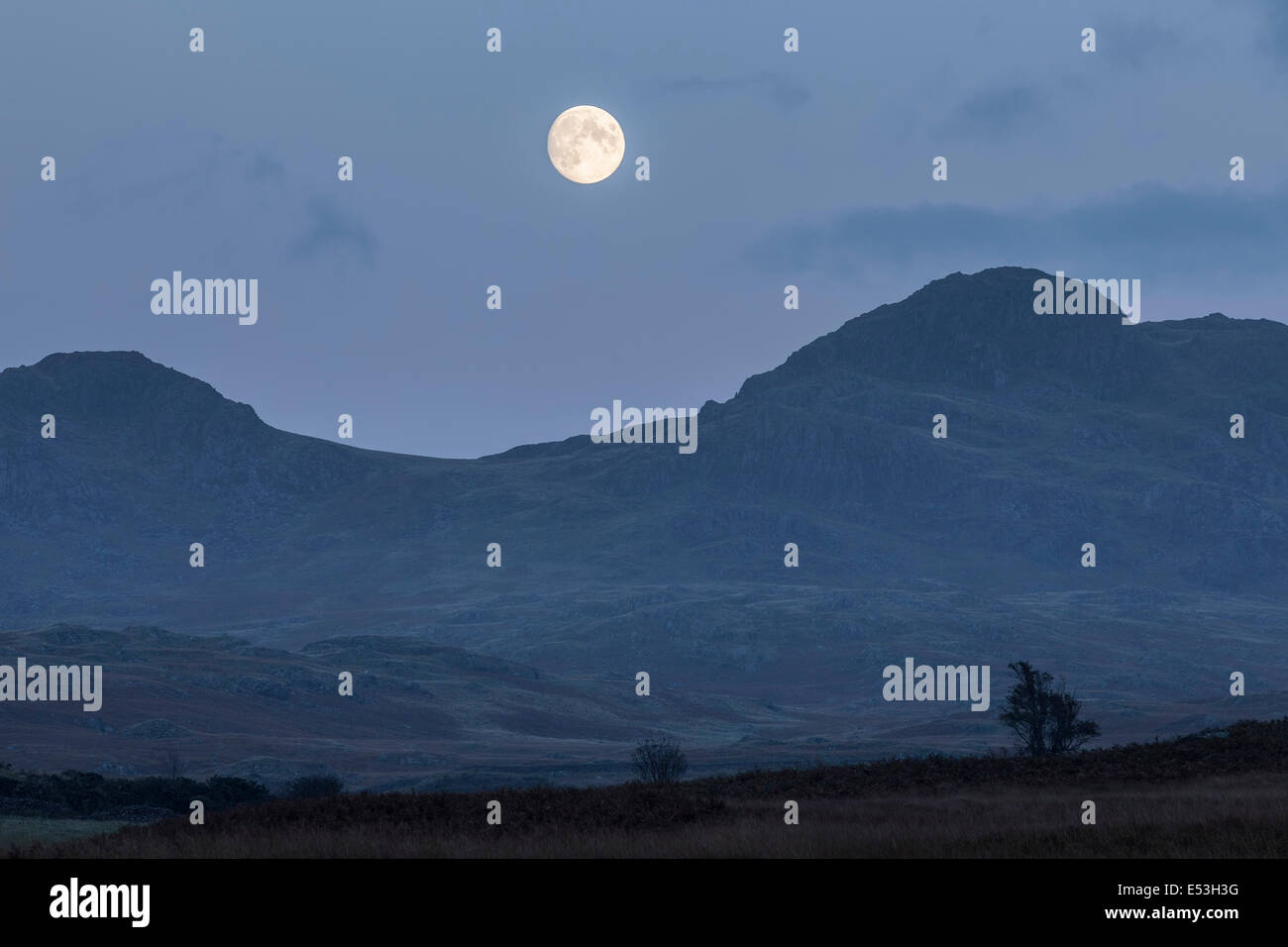 Luna sobre Ulpha cayó, Cumbria. Foto de stock