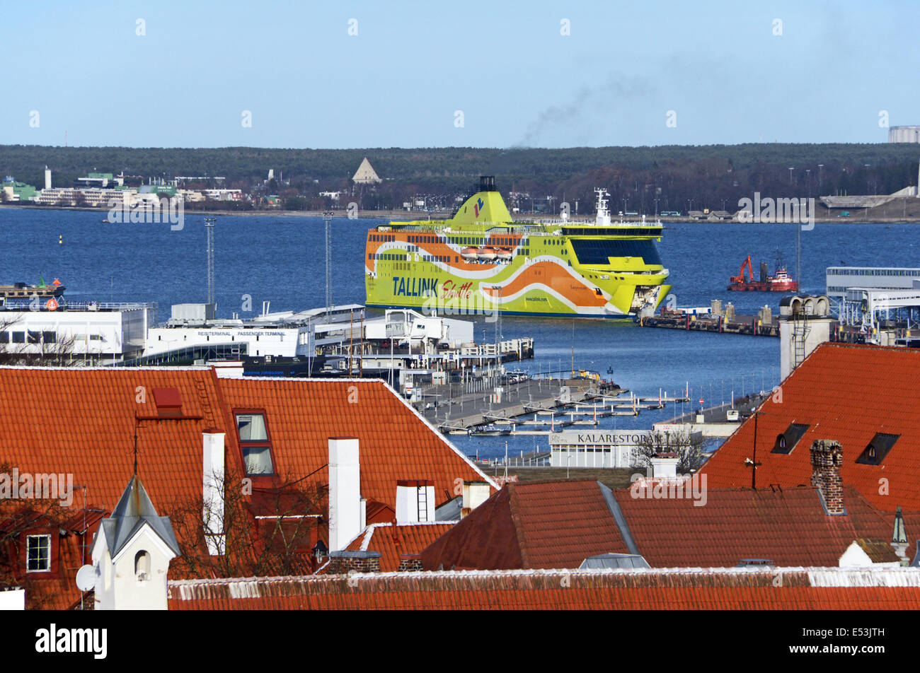 Tallink Shuttle Superstar llegando en el puerto de Tallin en Estonia Foto de stock