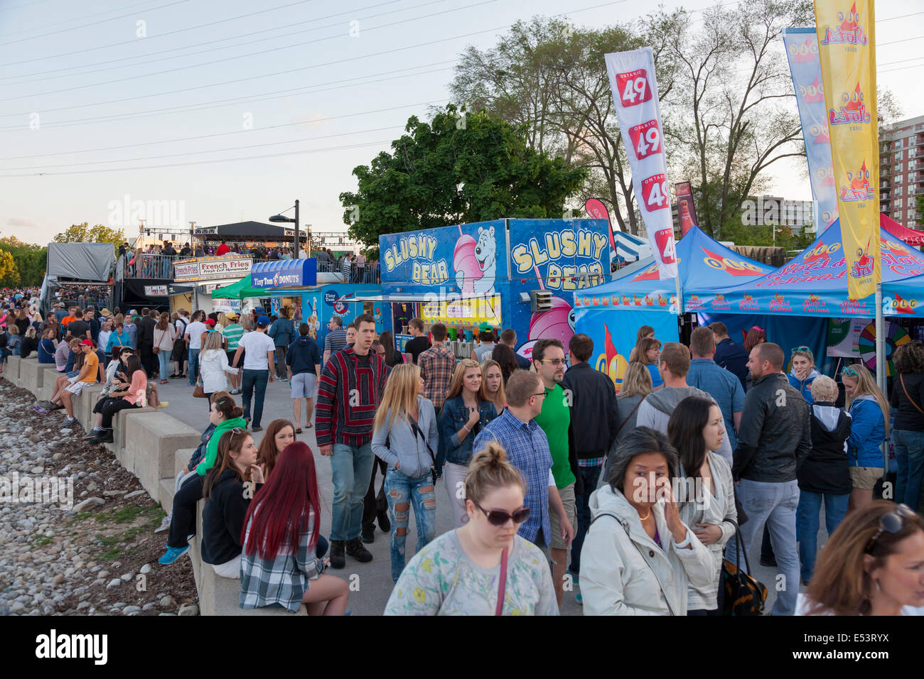 Una multitud de gente con cabinas y stands en el Festival de Música de 'Sonido' a Spencer Smith Park en la ciudad de Burlington, Ontario, Canadá. Foto de stock