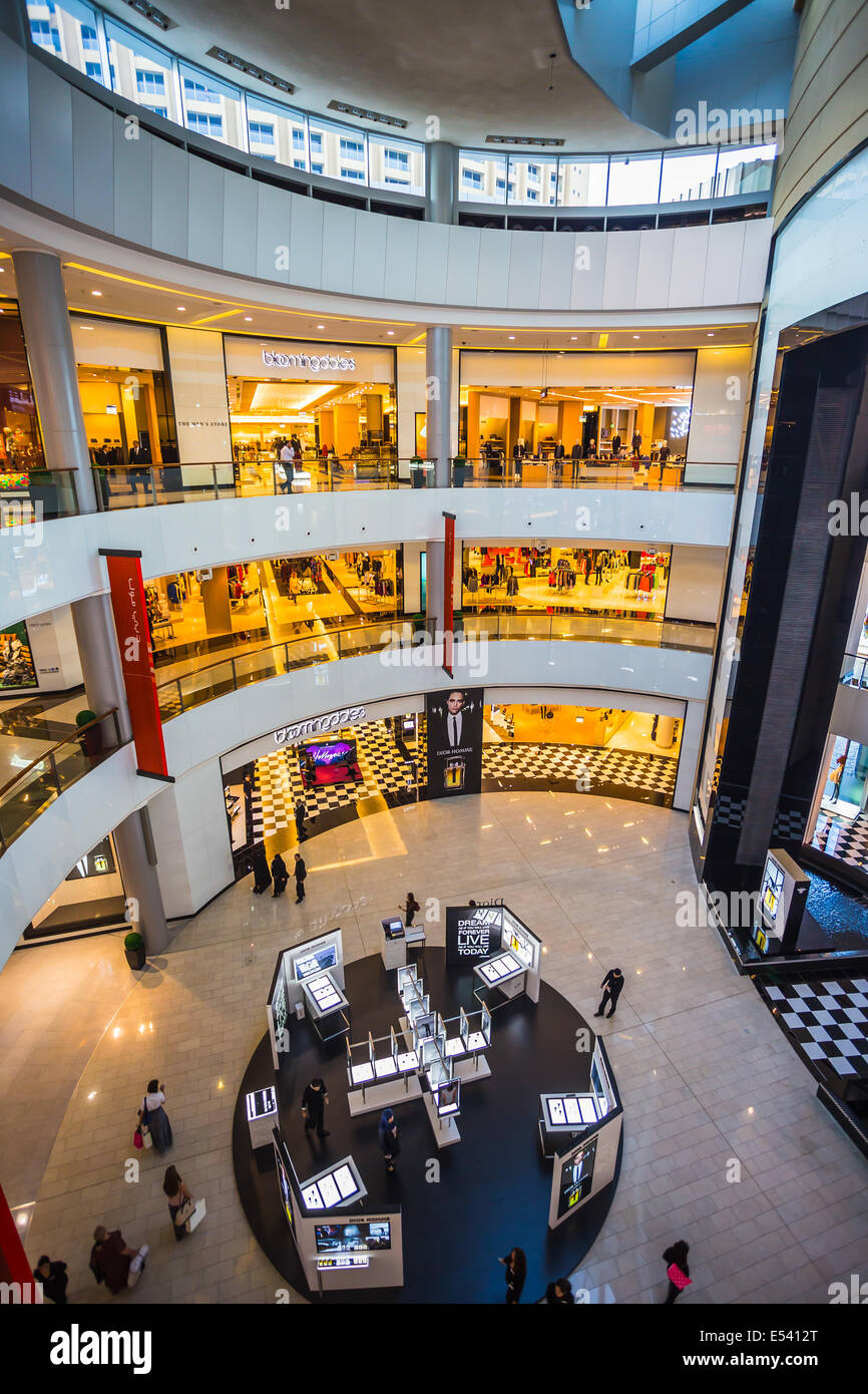DUBAI, EMIRATOS ÁRABES UNIDOS - 31 de octubre: centro comercial más grande del mundo sobre la base de la superficie total y el sexto mayor de superficie bruta alquilable, 31 de octubre de Foto de stock