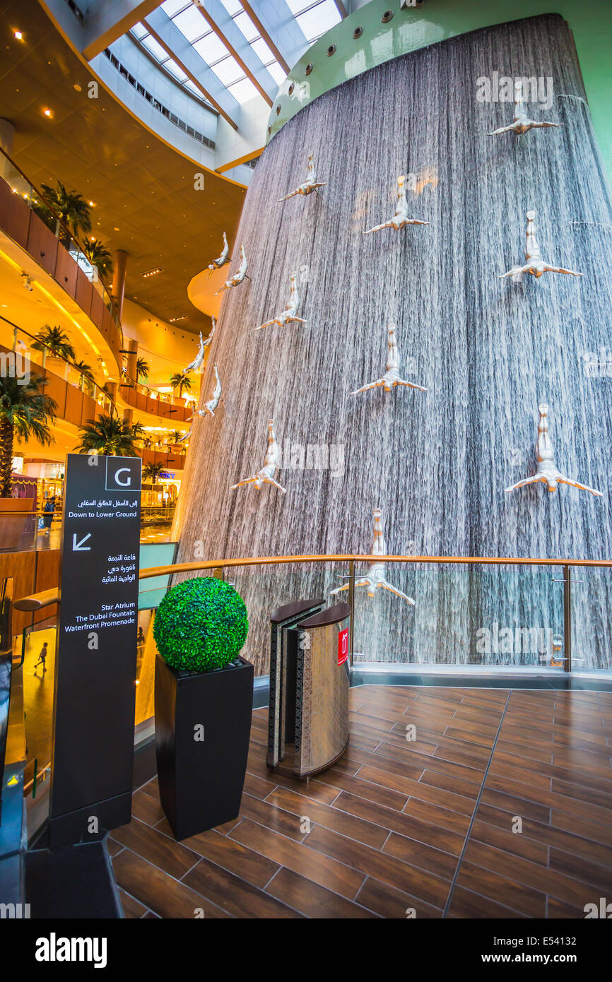 DUBAI, EMIRATOS ÁRABES UNIDOS - 31 de octubre: centro comercial más grande del mundo sobre la base de la superficie total y el sexto mayor de superficie bruta alquilable, 31 de octubre de Foto de stock