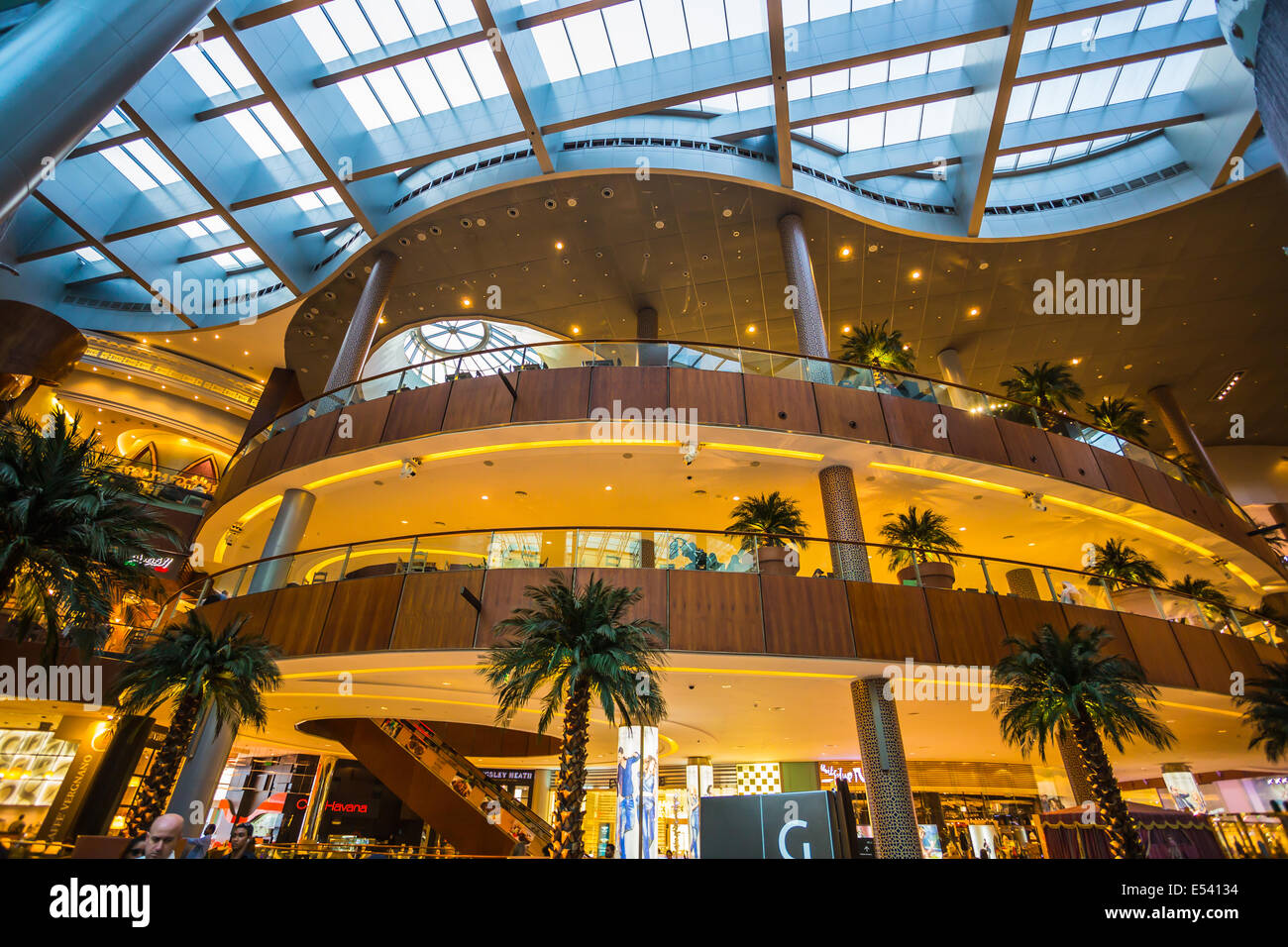 DUBAI, EMIRATOS ÁRABES UNIDOS - 31 de octubre: centro comercial más grande del mundo sobre la base de la superficie total y el sexto mayor de superficie bruta alquilable, 31 de octubre de Foto de stock