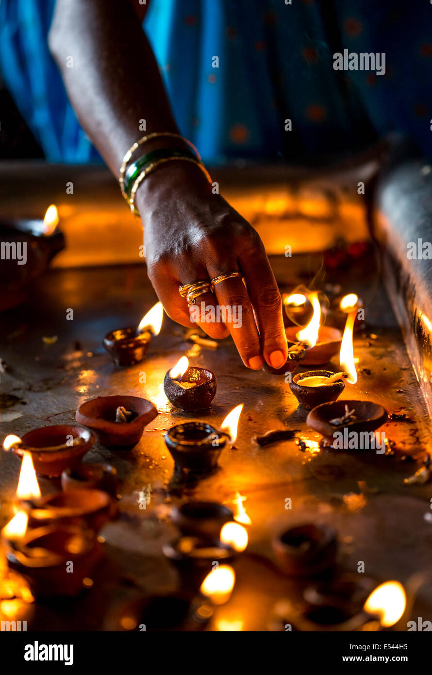 Las velas encendidas en el templo hindú. Diwali, el festival de las luces. Foto de stock