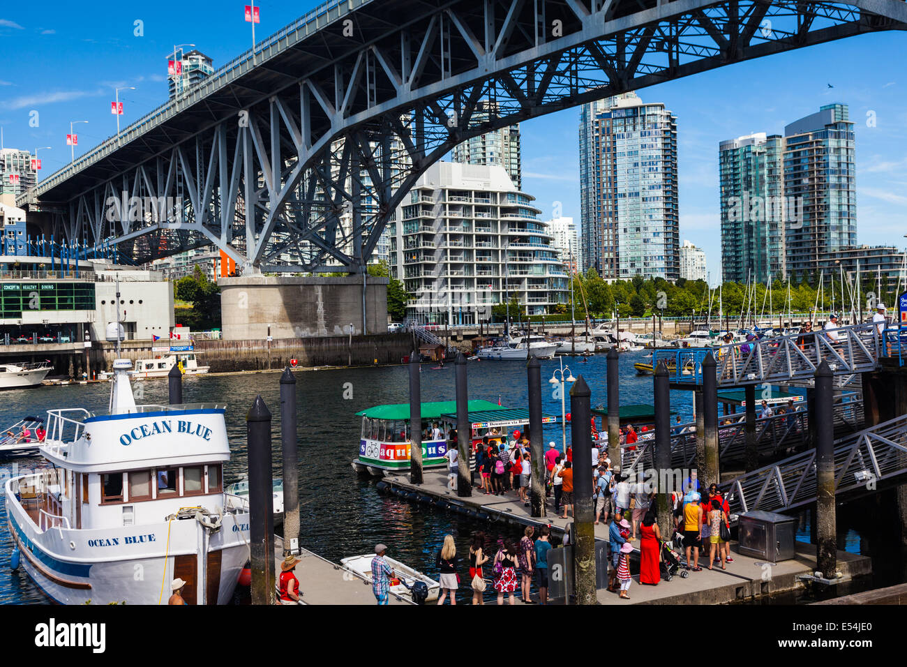 Un día ajetreado en la isla de Granville con personas alineando para el aquabus ferry en Vancouver, Canadá Foto de stock