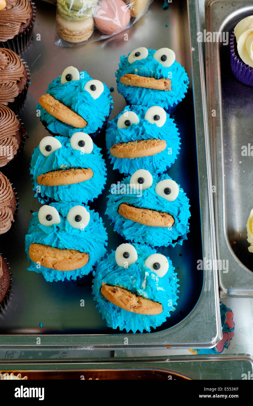 Cara graciosa decoradas pasteles para la venta en la feria Alimentaria 2014 festival southsea Inglaterra Foto de stock