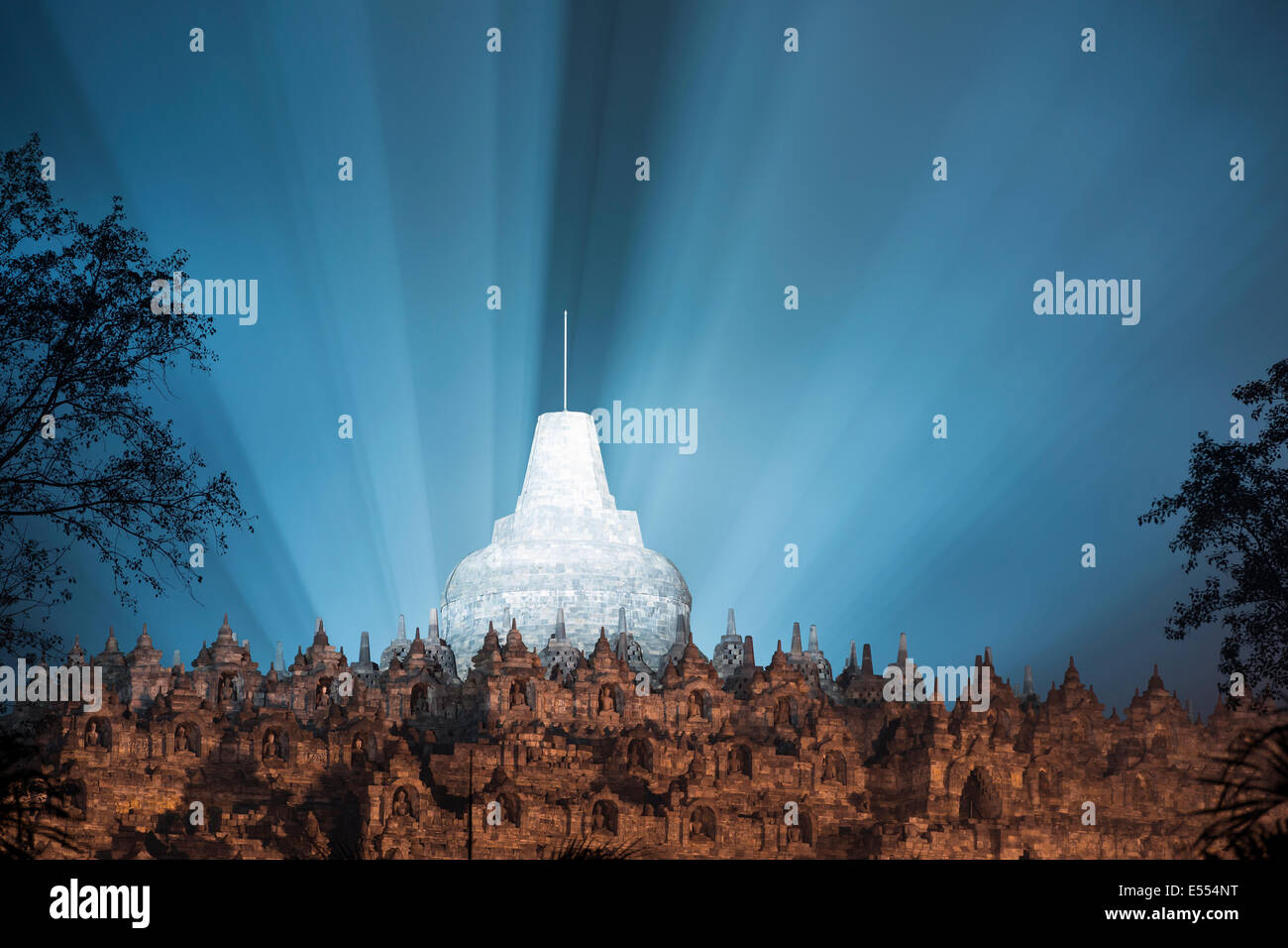 Borobudur spotlit a través del humo de los petardos para takbiran al final del Ramadán. Magelang, Java Central, Indonesia. Foto de stock