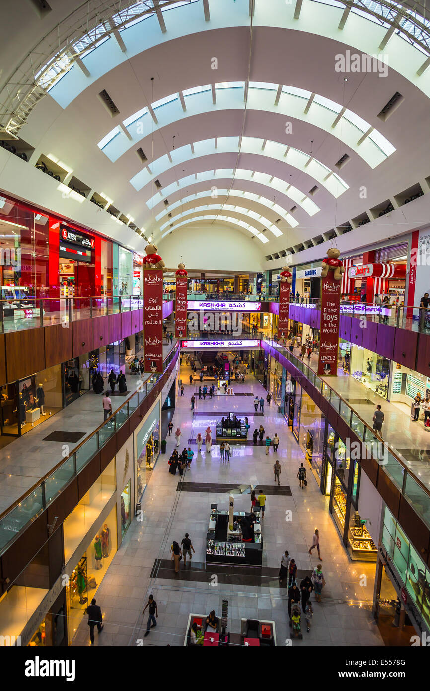DUBAI, EMIRATOS ÁRABES UNIDOS - 31 de octubre: centro comercial más grande del mundo sobre la base de la superficie total y el sexto mayor de superficie bruta alquilable, 31 de octubre de Foto de stock
