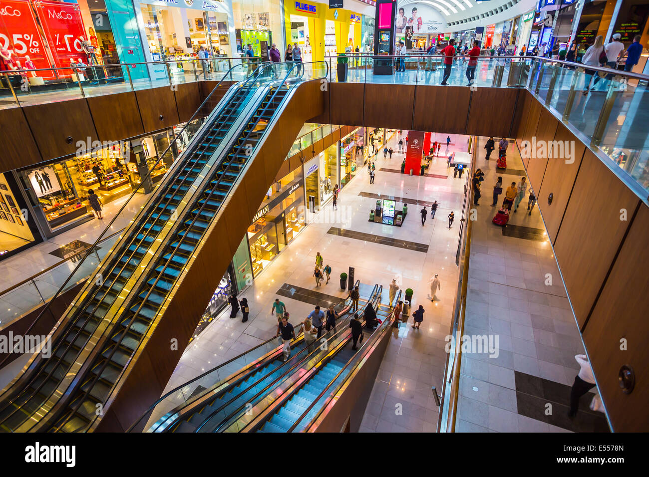 DUBAI, EMIRATOS ÁRABES UNIDOS - 31 de octubre: centro comercial más grande del mundo sobre la base de la superficie total y el sexto mayor de superficie bruta alquilable, 31 de octubre de Foto de stock