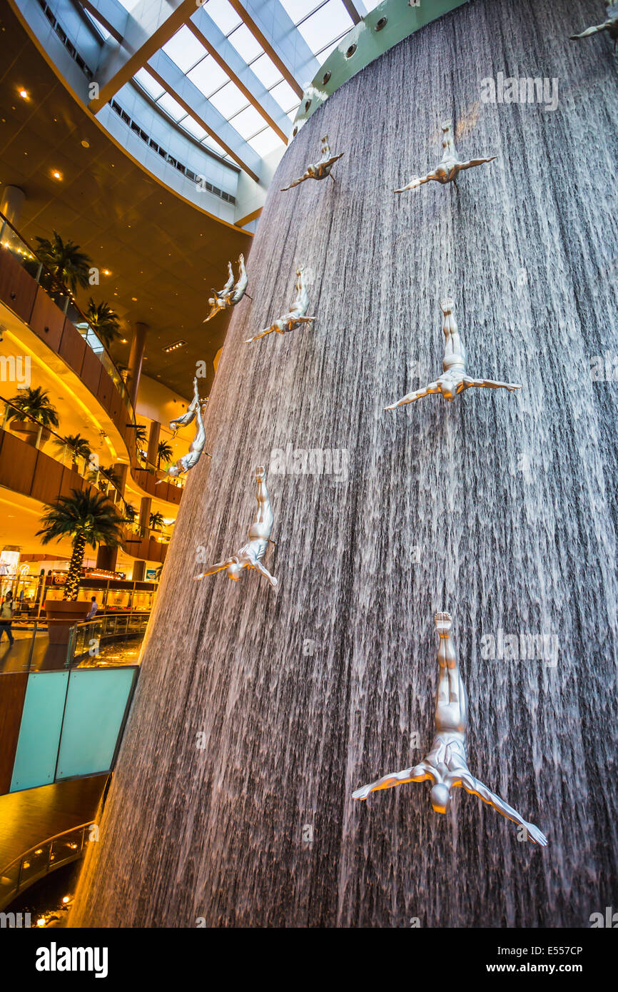 DUBAI, EMIRATOS ÁRABES UNIDOS - 31 de octubre: centro comercial más grande del mundo sobre la base de la superficie total y el sexto mayor de superficie bruta alquilable, 31 de octubre de Foto de stock