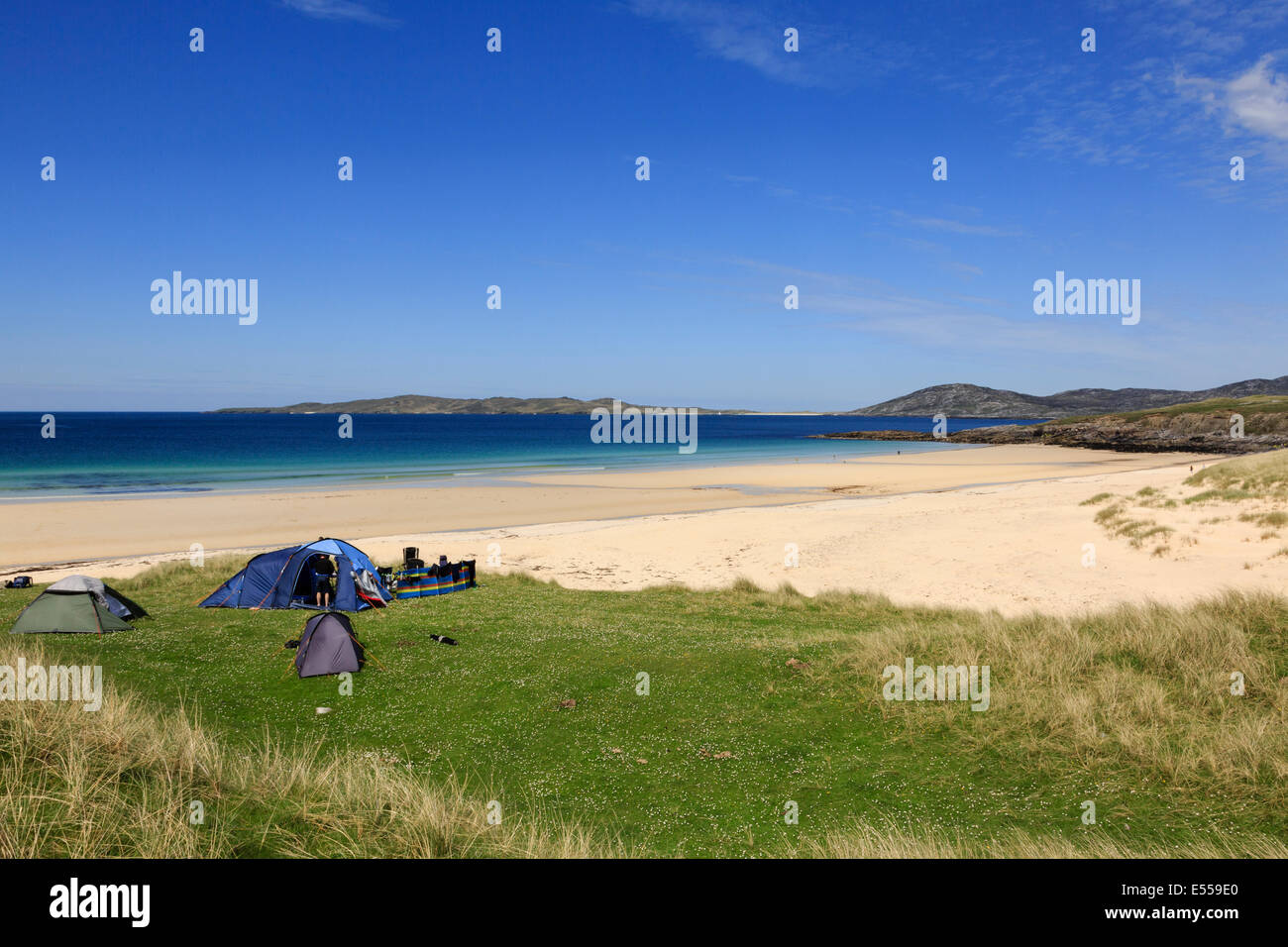 Algunas personas camping salvaje al lado de Traigh Lar playa con vistas a Taransay. Horgabost Isla de Harris Outer Hebrides Islas occidentales de Escocia Reino Unido Gran Bretaña Foto de stock
