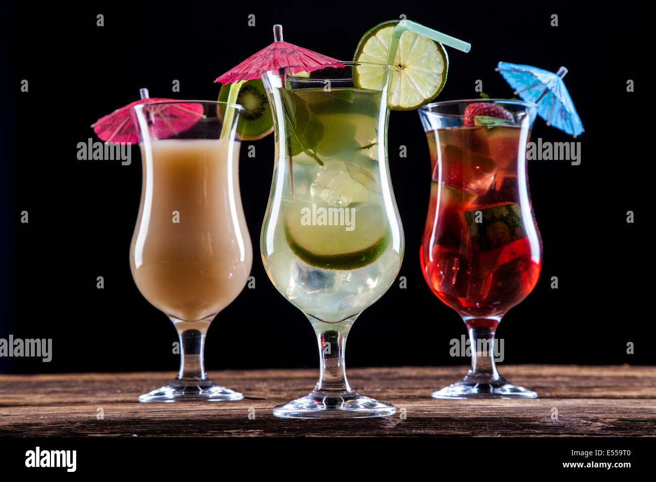 Exóticos tragos de alcohol con frutas Fotografía de stock - Alamy
