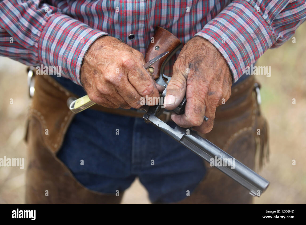 Cowboy americano trabajando en su pistola, cerrar Foto de stock