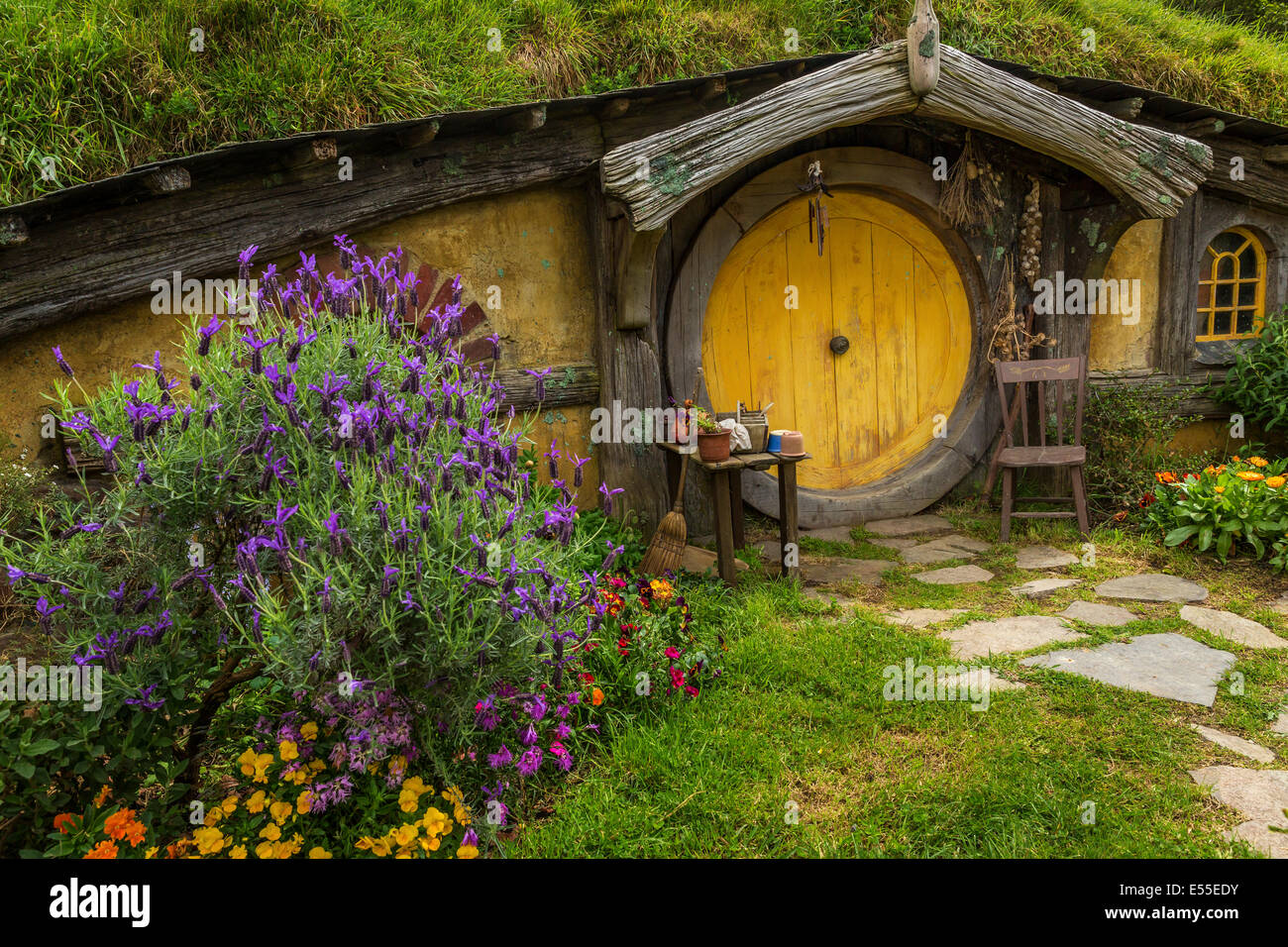 Hobbit-agujero en Hobbiton, ubicación de El Señor de los anillos y el Hobbit, la trilogía cinematográfica Hinuera, Matamata, Nueva Zelanda Foto de stock