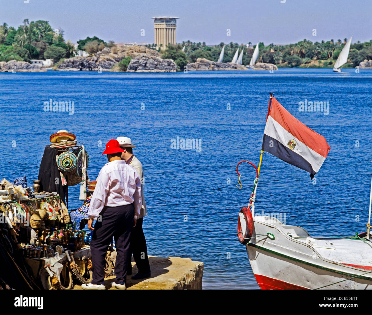 Los vendedores locales en el río Nilo mostrando Feluchos en distancia, Egipto Foto de stock