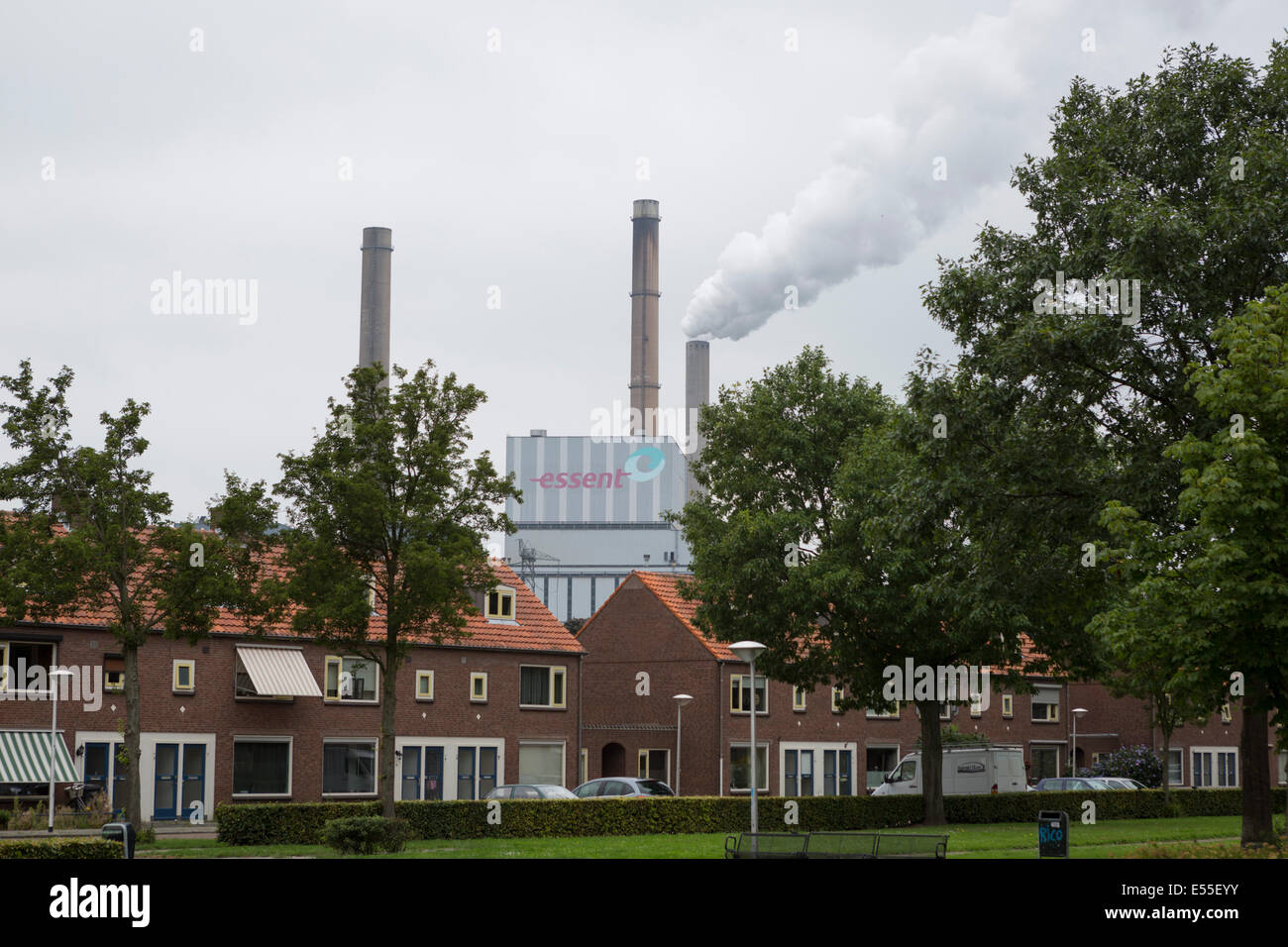 Amercentrale detrás de una zona residencial de casas, central eléctrica de carbón estación propiedad de Essent en los Países Bajos Foto de stock