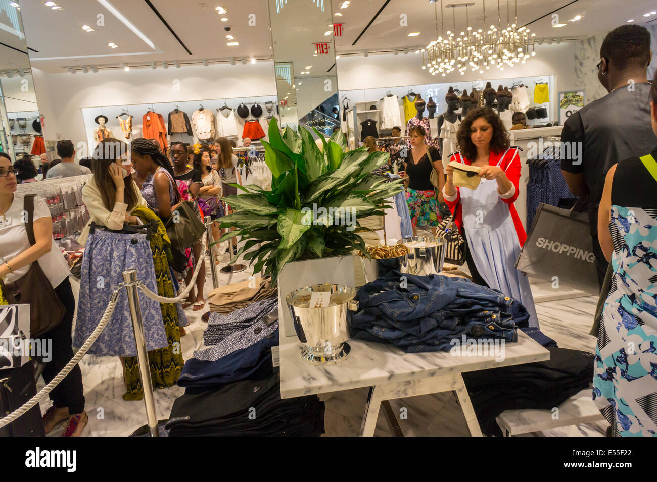 Inauguración de la H&M department store de la Quinta Avenida en Nueva York  Fotografía de stock - Alamy