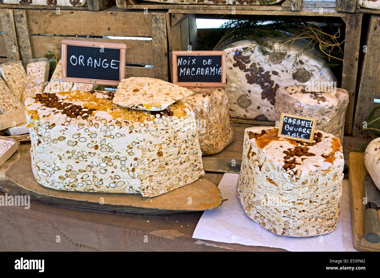 Los bloques grandes de nougatine en varios sabores para venta en un mercado en Chamonix, Haute Savoie, Francia. Foto de stock