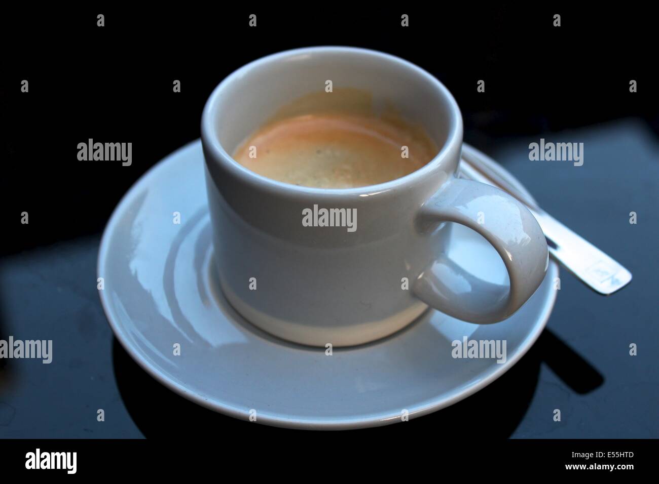 Nesspresso Vivalto Lungo café en una pequeña taza de café con platillo  Fotografía de stock - Alamy