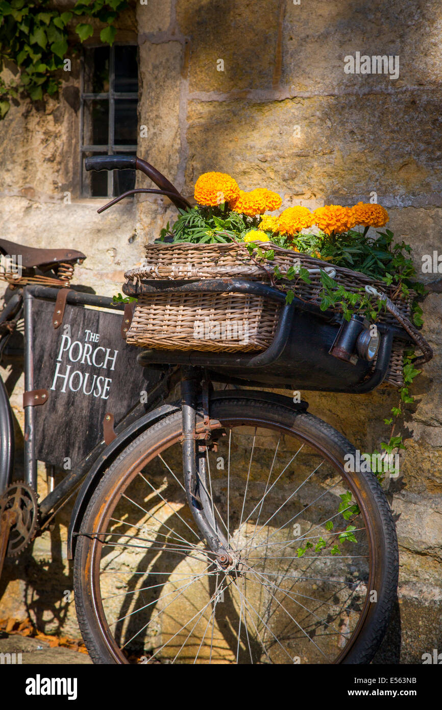 Bicicleta estacionada fuera del porche de la casa y Pub Inn, Stow-on-the-Wold, Gloucestershire, Inglaterra Foto de stock