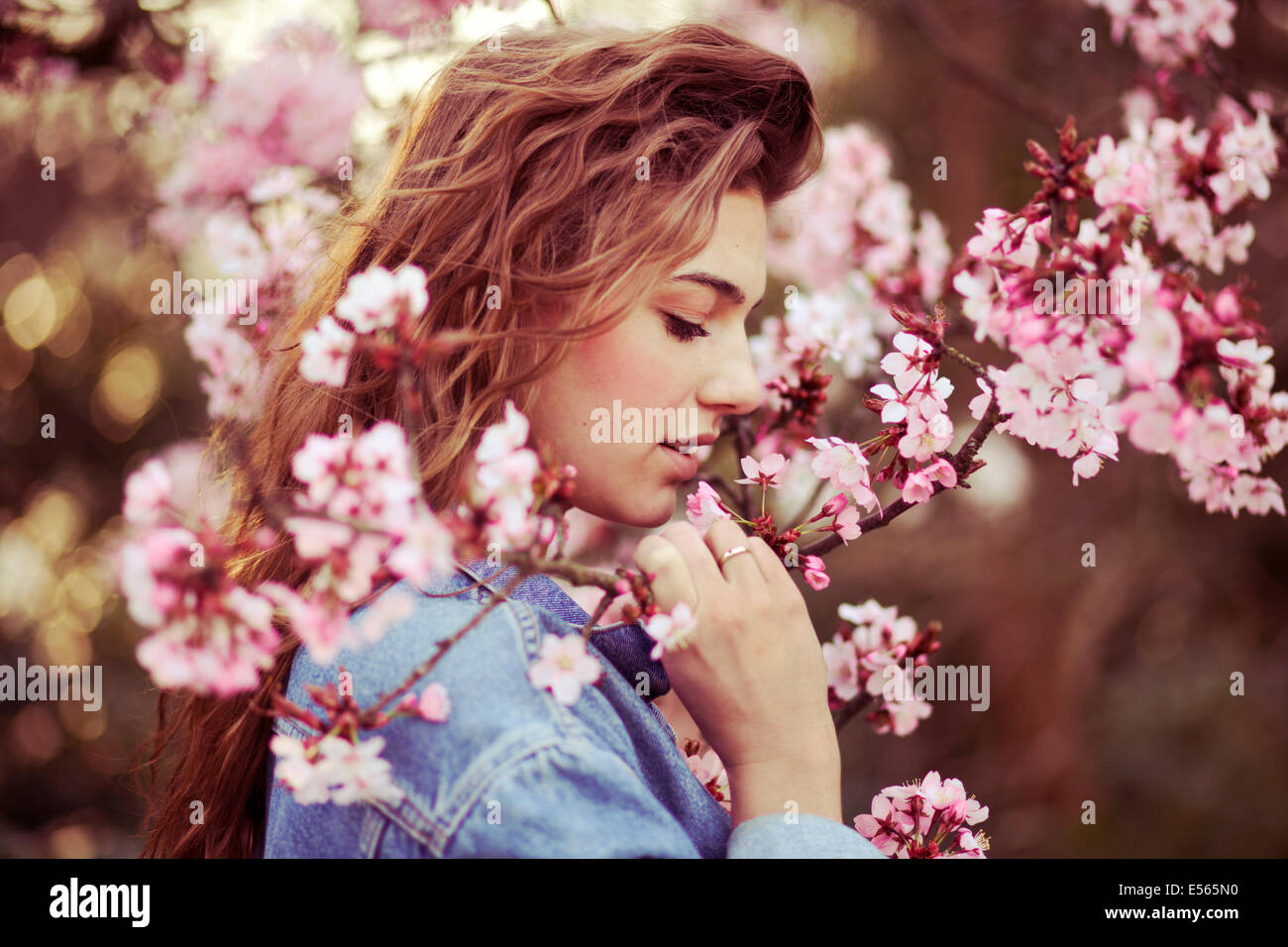 Retrato de una mujer joven con flores de cerezo Foto de stock