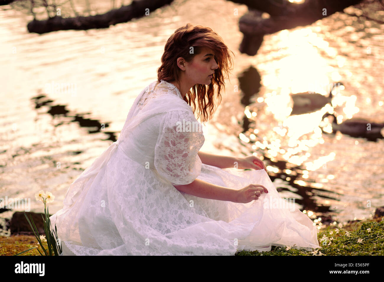 Mujer con vestido en el agua fotografías e imágenes de alta resolución