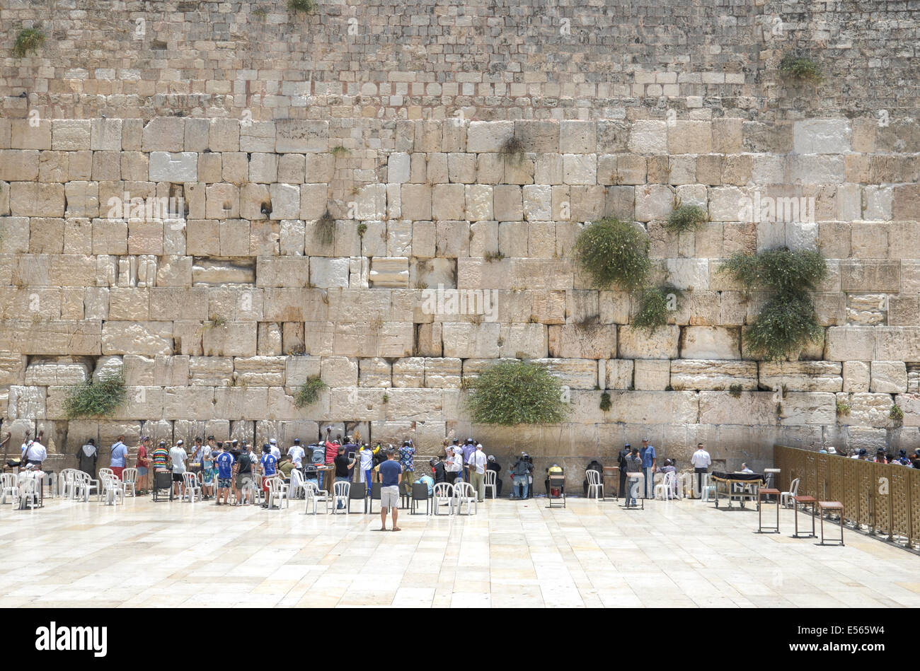 Israel, Jerusalén, Ciudad Vieja, a los judíos orar en el Muro de las Lamentaciones Foto de stock