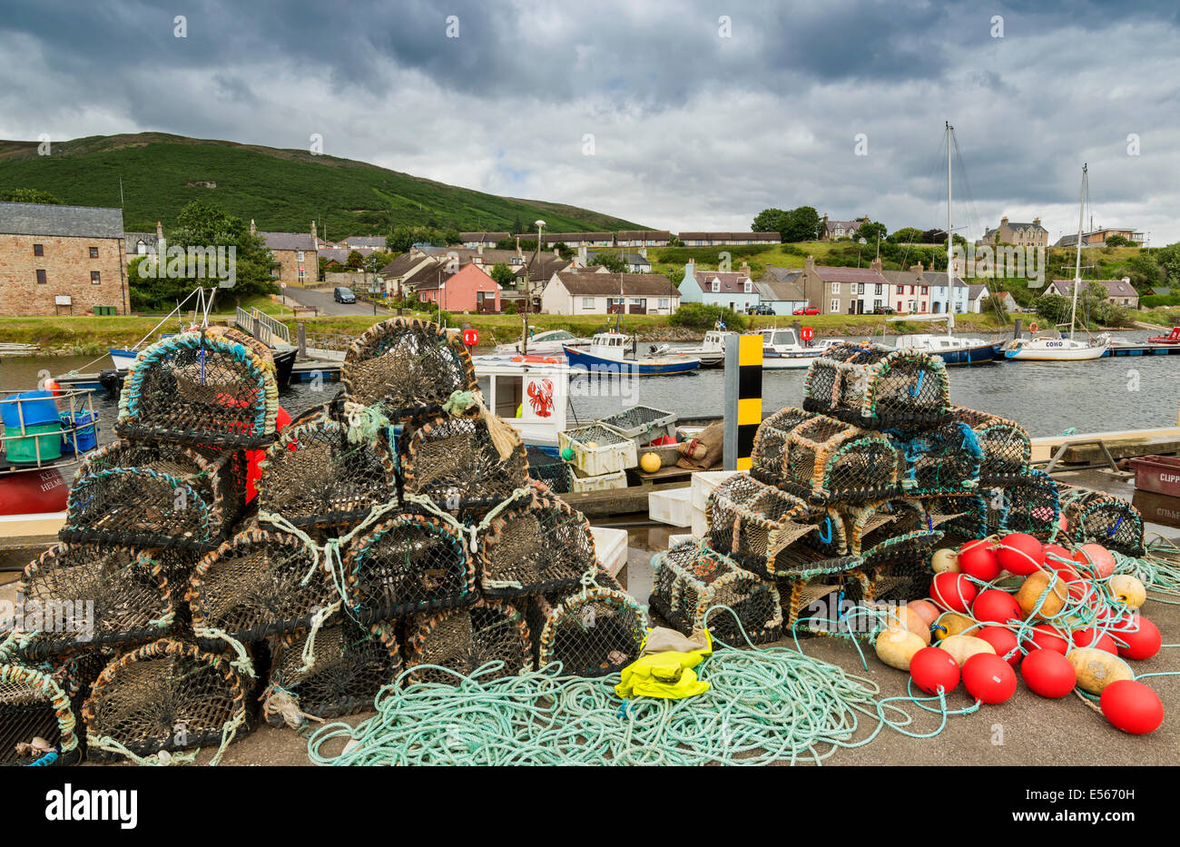 Puerto HELMSDALE SUTHERLAND Escocia con cangrejo CREELS carrozas y barcos Foto de stock