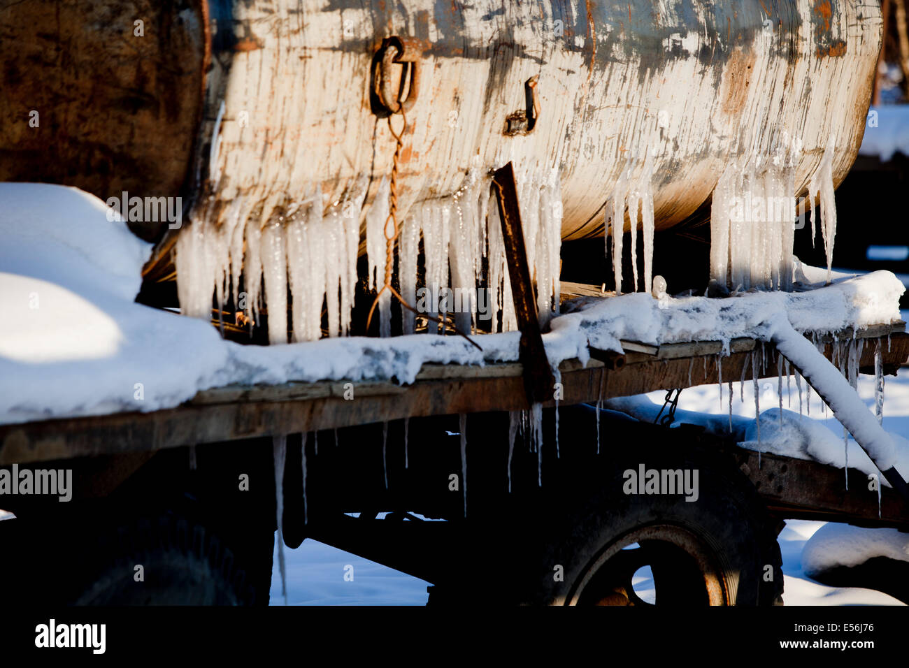 Maquinaria agrícola congelados nieve carámbanos oxidados Foto de stock