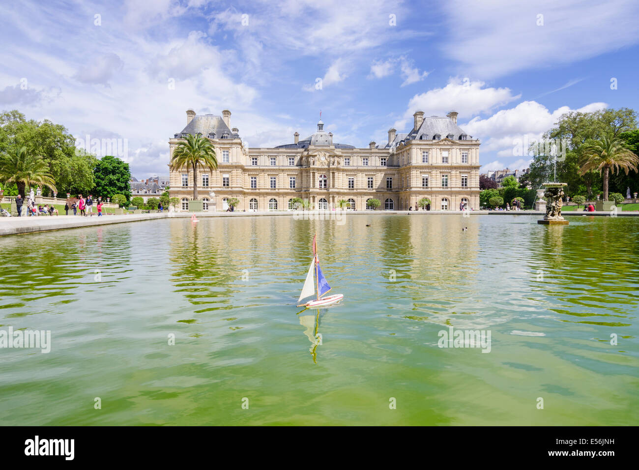 Velero de juguete en la piscina delante del Palais du Luxembourg, el Jardin du Luxembourg, 6th arrondissement, París, Francia Foto de stock