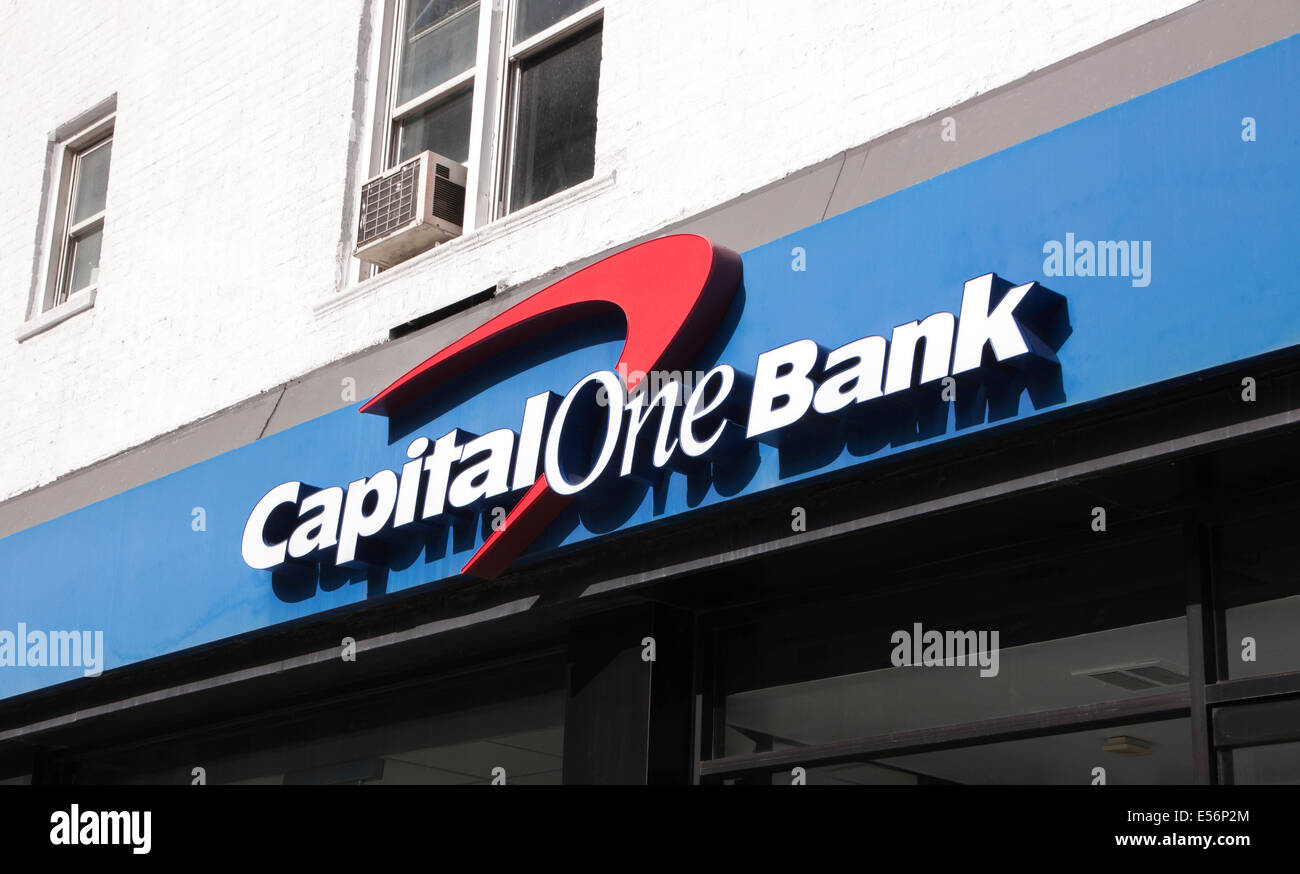 Capital One Bank firmar en la parte exterior de un banco comercial en la Ciudad de Nueva York. Foto de stock