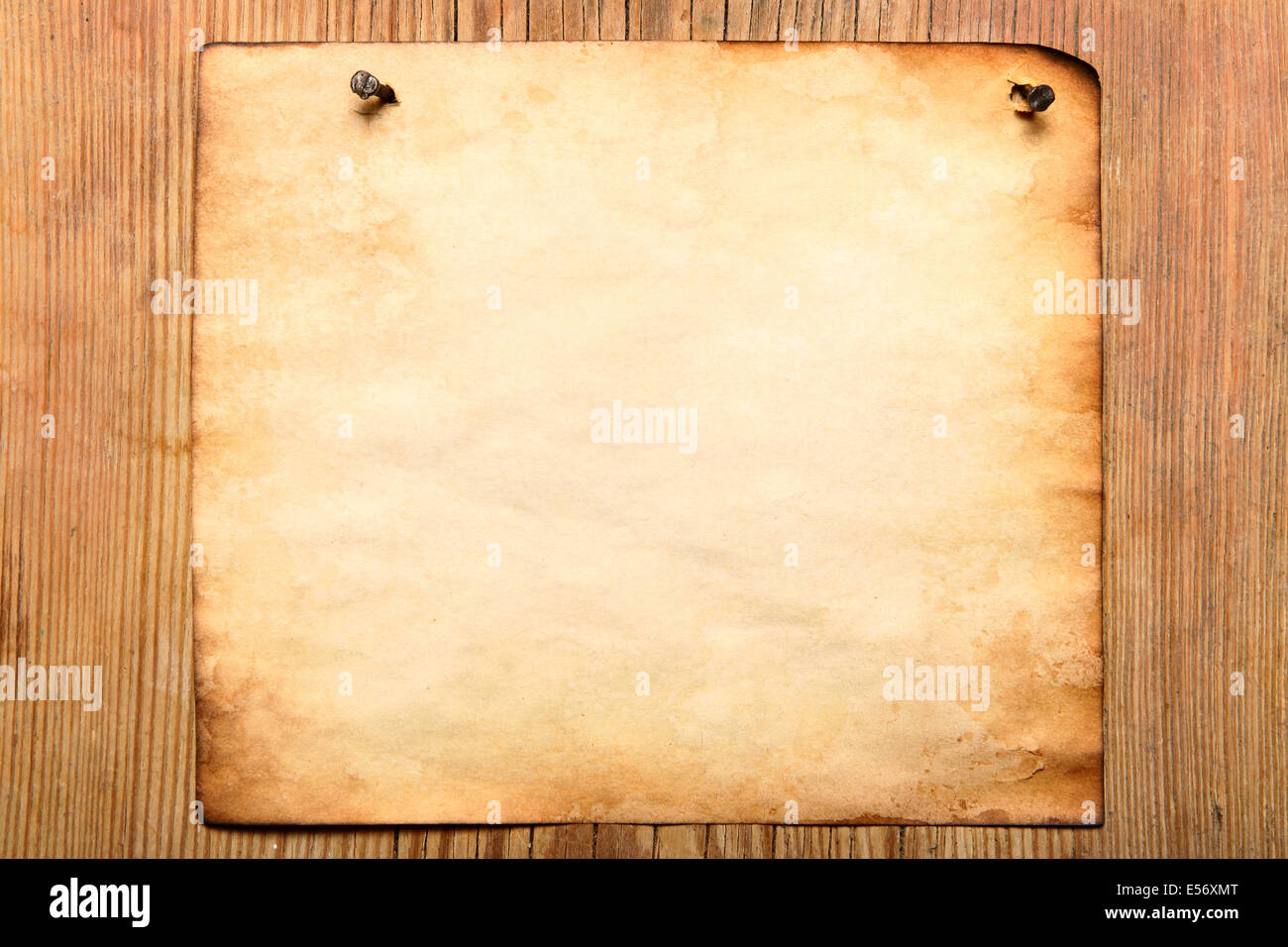 Antiguo papel pegado a la pared de madera, puede utilizarse como fondo  Fotografía de stock - Alamy