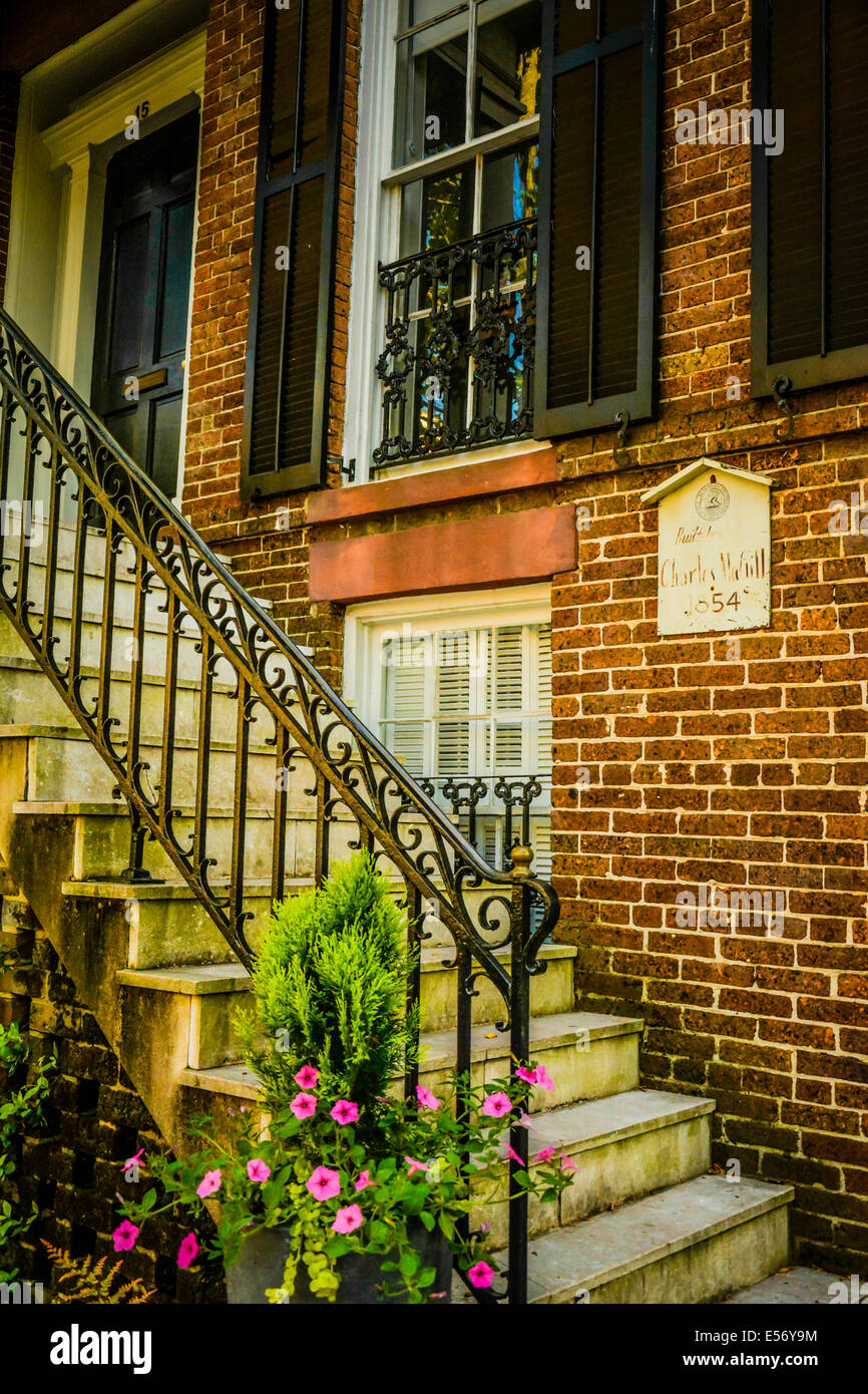 Restaurada, refinada arquitectura y jardines residenciales deleite en todo el histórico Barrio Victoriano de Savannah, Georgia Foto de stock
