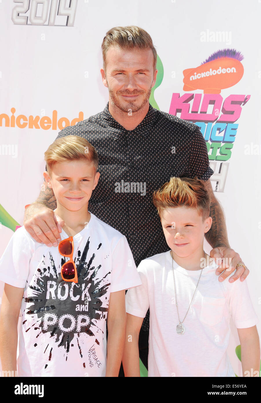El futbolista inglés David Beckham con sus hijos Romeo y Cruz a la izquierda Foto de stock