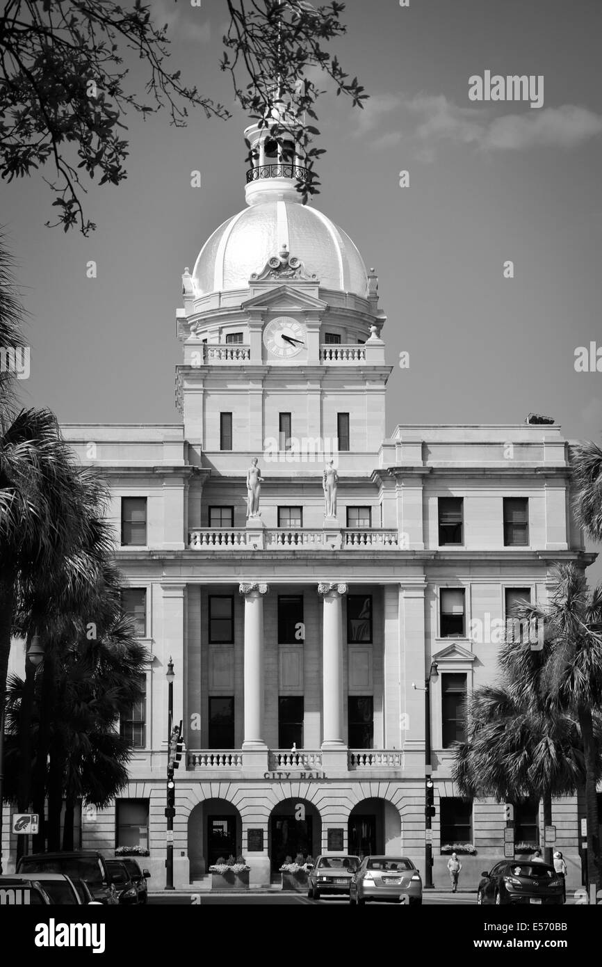 Savannah's City Hall (1906) es el edificio más característico de la ciudad, con su torre del reloj, coronado con un 23-kt Gold Leaf dome Foto de stock