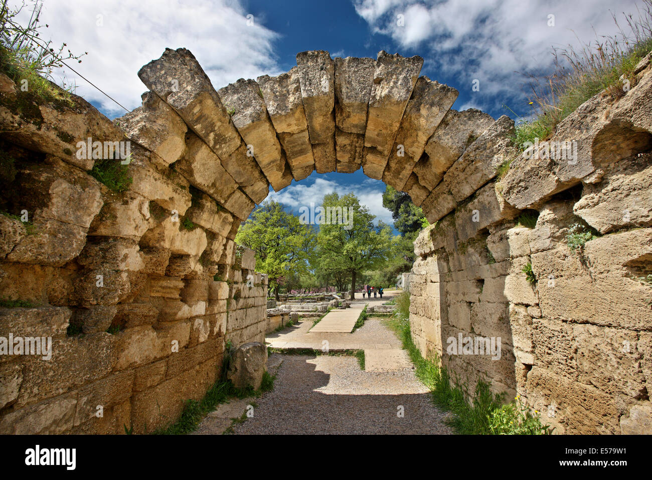 La "cripta", la entrada al estadio de la antigua Olimpia, cuna de los Juegos Olímpicos, Ilia, Peloponeso, Grecia. Foto de stock
