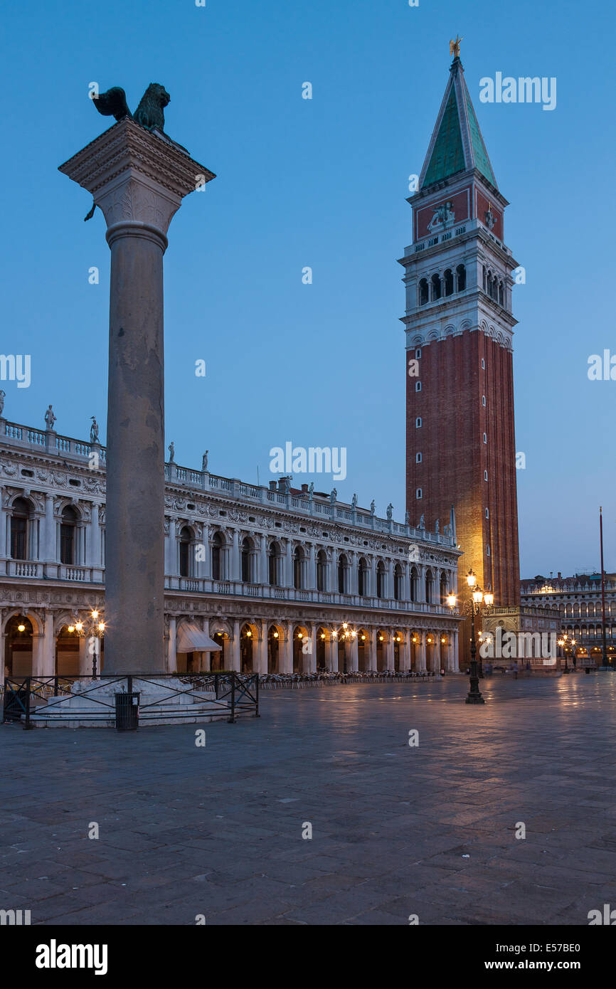 Venecia. El león y el campanario de la plaza San Marco. Foto de stock