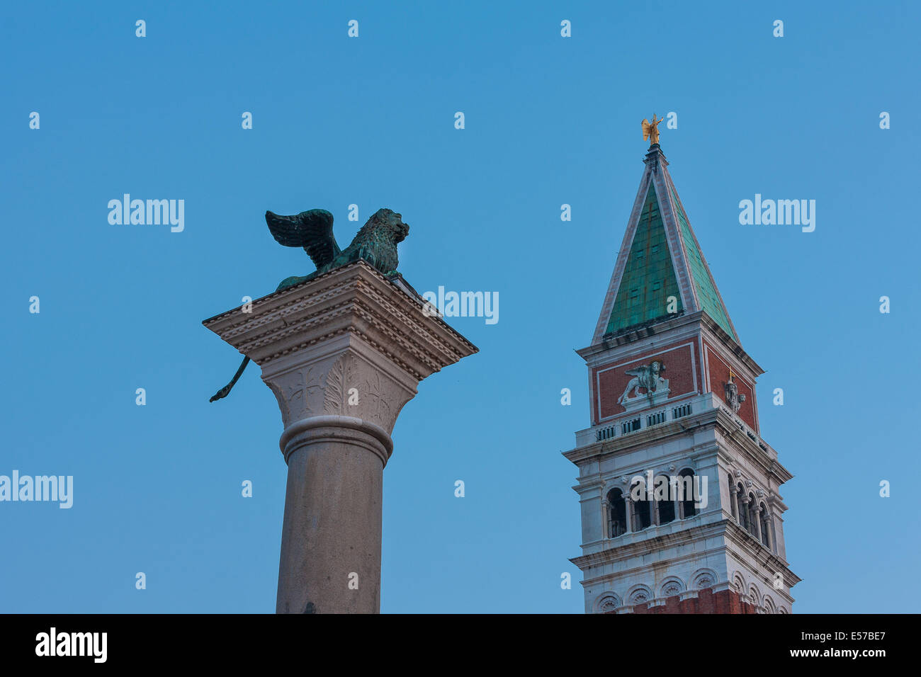 Venecia. El león y el campanario de la plaza San Marco. Foto de stock
